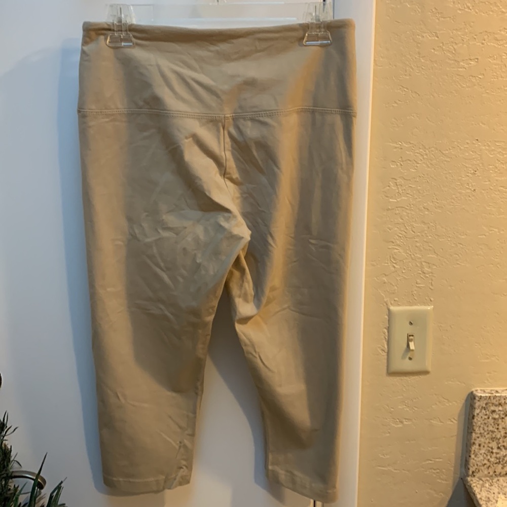 Tan High-Waisted Capri Leggings L - Picture 3 of 3